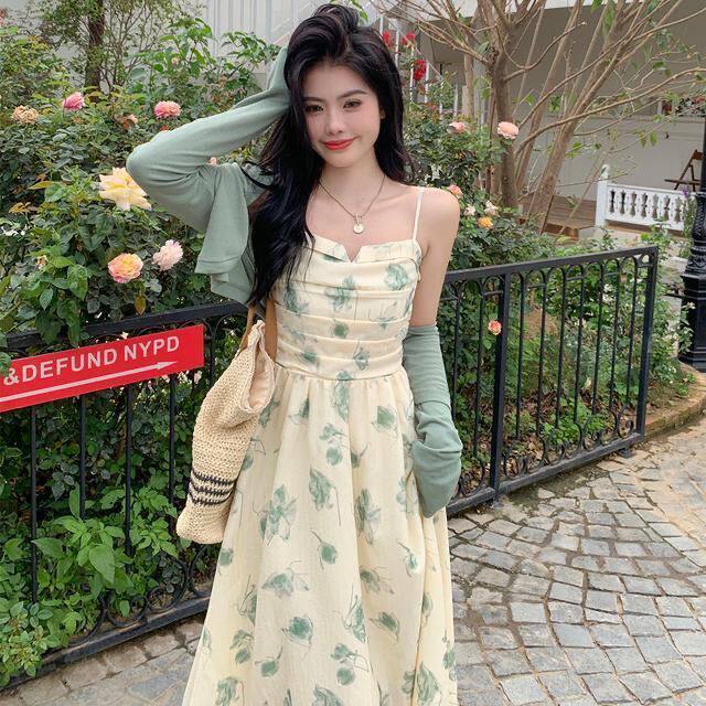 连衣裙女温柔法式桔梗碎花吊带裙套装女春夏天茶系防晒衫两件套