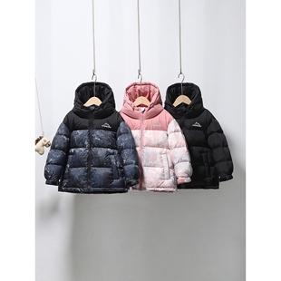 保姆鹅2025新款韩潮冬季连帽保暖数码印花90白鸭绒儿童羽绒服