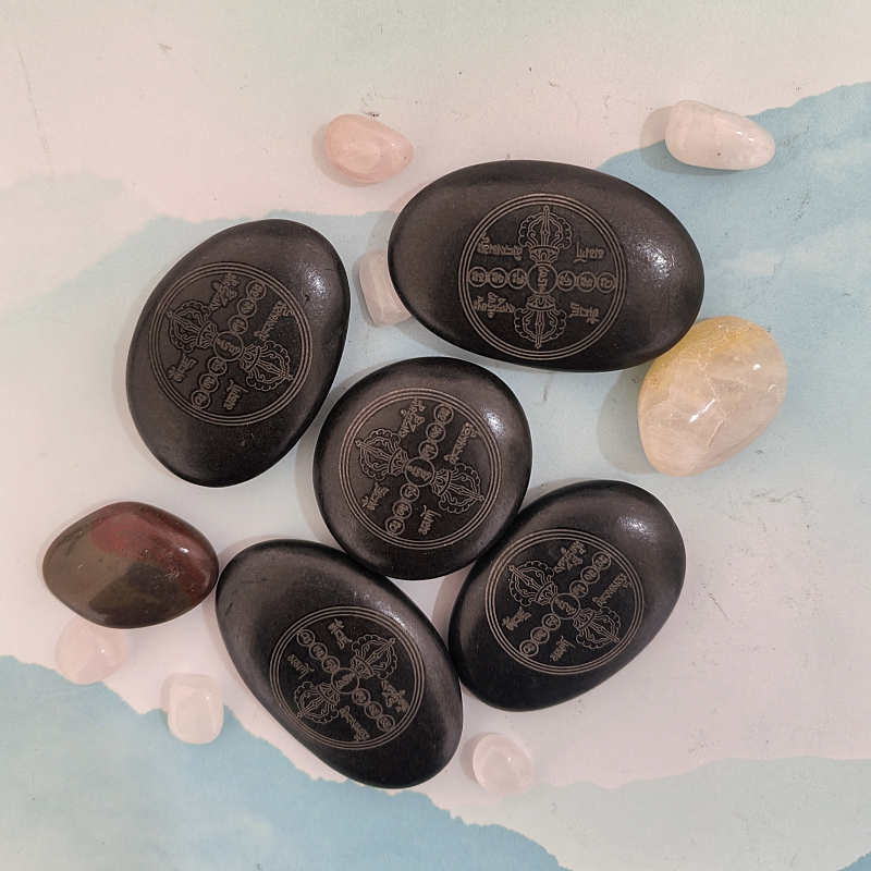 结缘六道金刚咒玛尼石供养水域放生天然鹅卵石双面雕刻