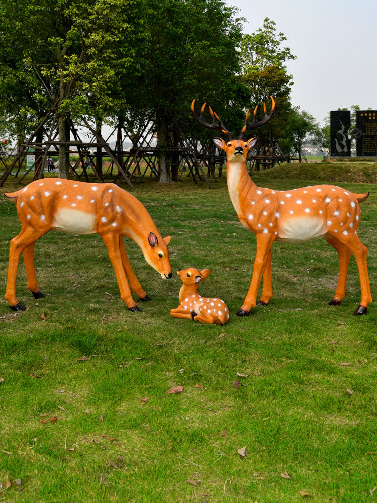 户外仿真动物梅花鹿雕塑小区大型落地玻璃钢花园林景观装饰品摆件