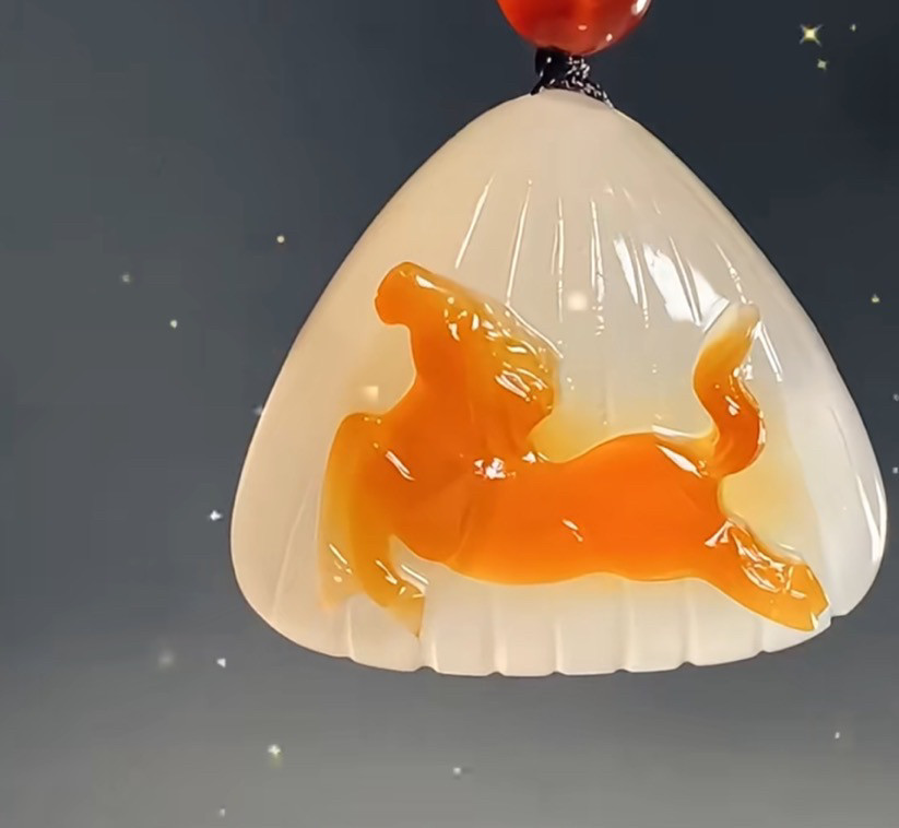 纯天然玛瑙俏色巧雕马到成功掌上明珠吊坠手工雕刻生肖马贝壳挂件