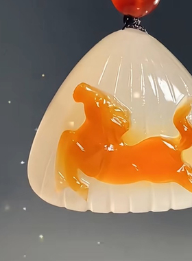 纯天然玛瑙俏色巧雕马到成功掌上明珠吊坠手工雕刻生肖马贝壳挂件