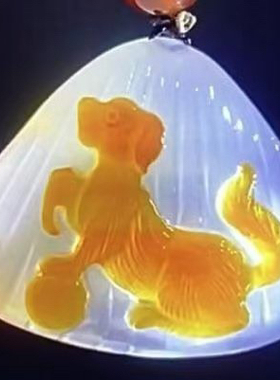 天然玛瑙俏色巧雕掌上明珠生肖生肖狗吊坠纯手工雕刻男女贝壳挂件