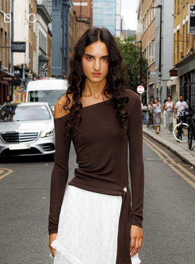 CUBIC时髦慵懒感修身斜肩羊毛混纺叠穿绑带针织衫