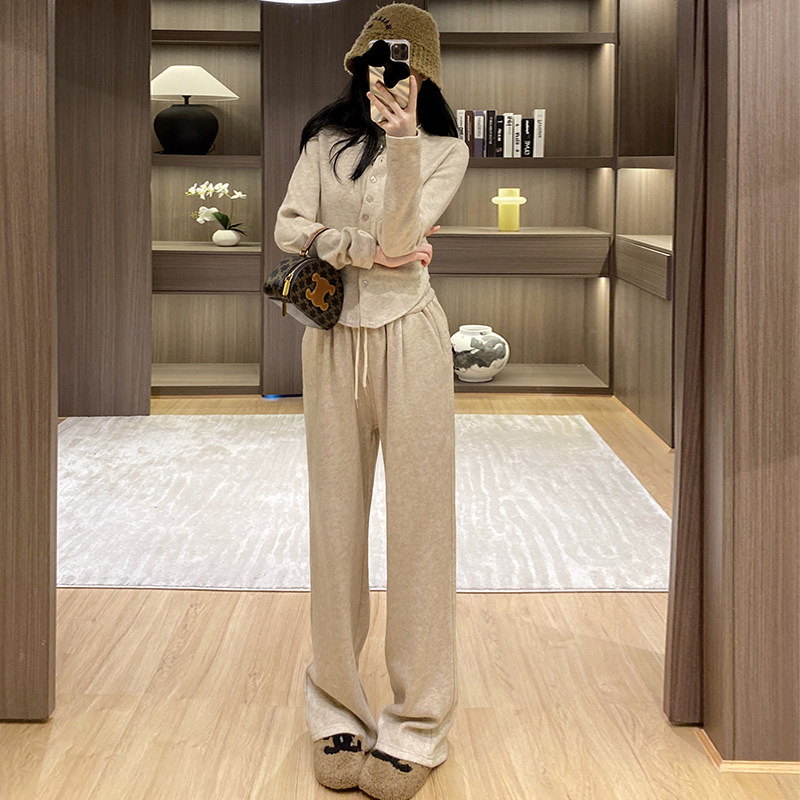 秋冬穿搭一整套女新款韩版休闲时尚修身纽扣卫衣阔腿裤运动两件套