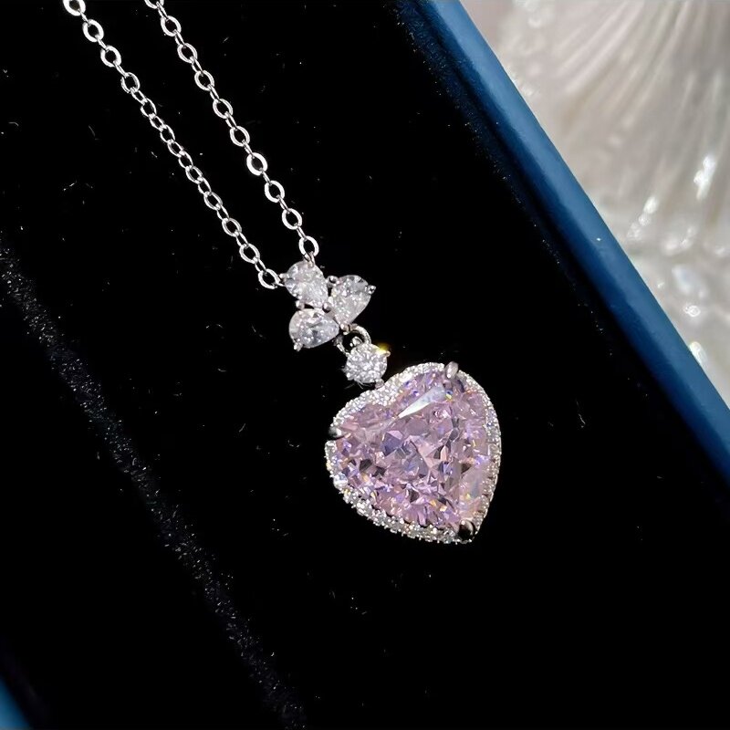 新款AU750纯18K白金镶嵌美国进口D色莫桑石樱花粉钻心形项链轻奢