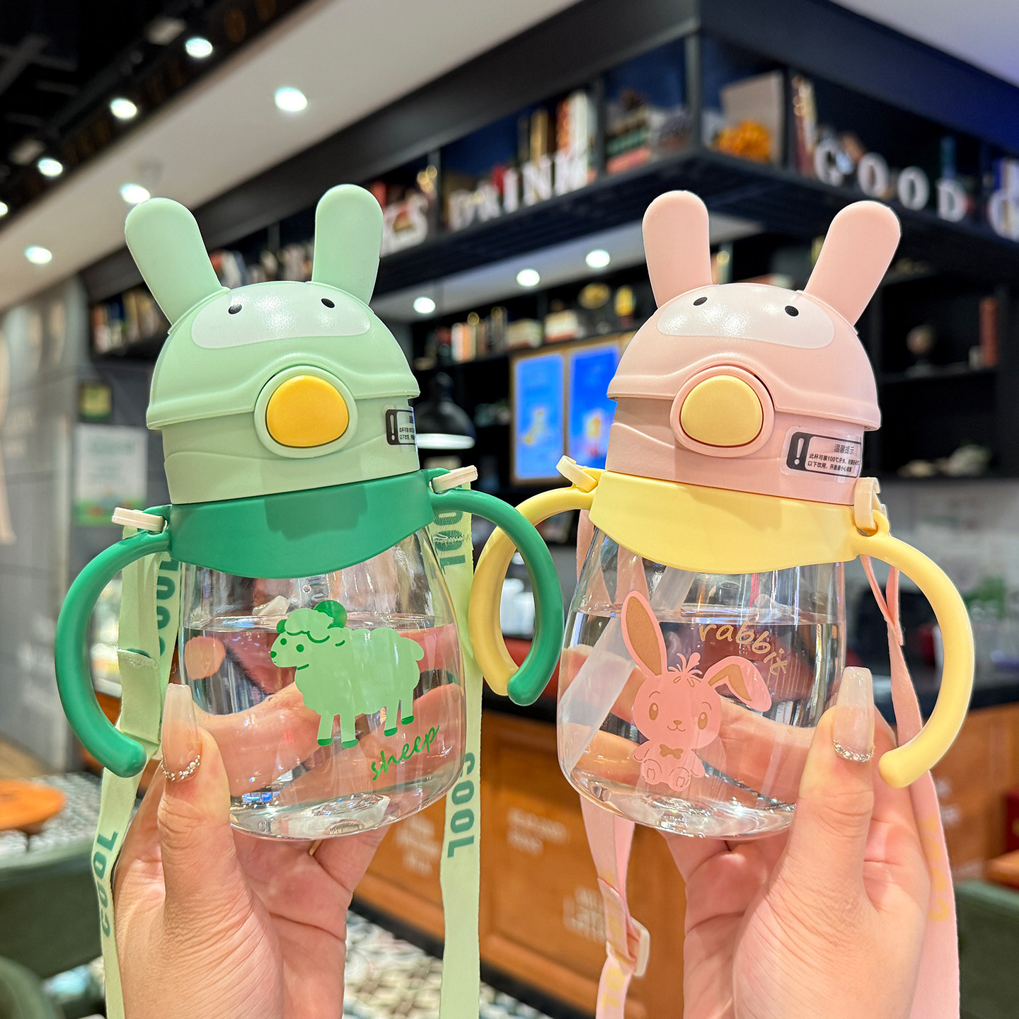 儿童吸管水杯带手柄背带婴幼儿学饮杯夏季宝宝杯子幼儿园水壶可爱