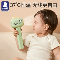 Маленький белый медведь малышка ха -волосы пердут.