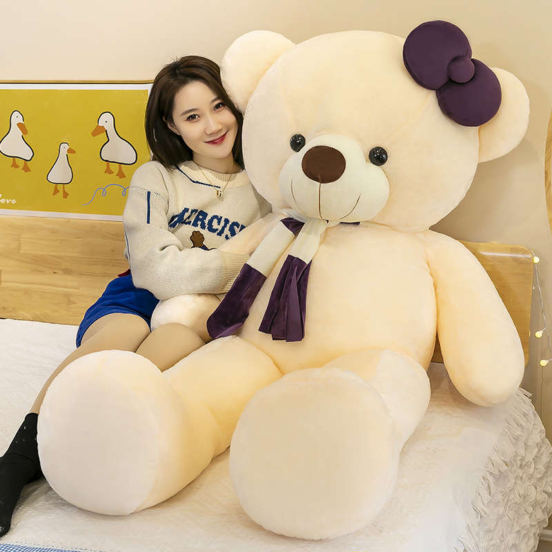 女孩抱大熊睡觉玩偶公仔着