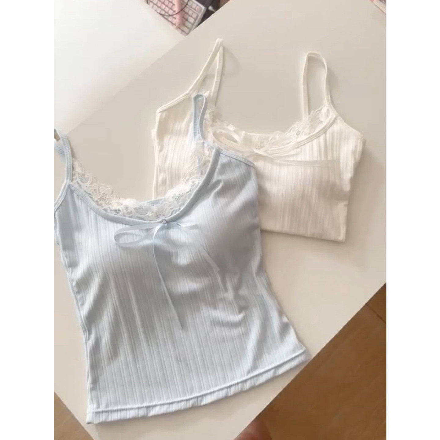 纯欲蕾丝遮副乳V领吊带背心女2026新款甜辣妹内搭带胸垫无袖上衣