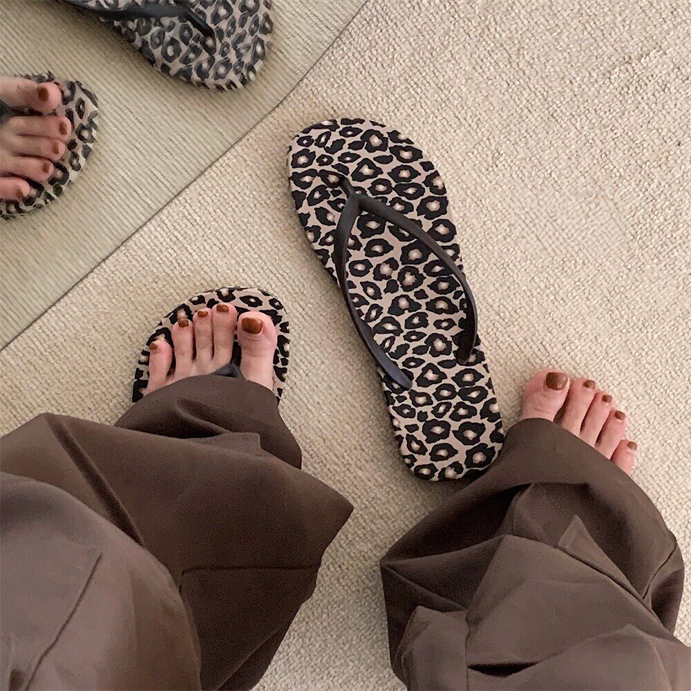 日本GP沙滩度假人字拖女ins欧美风豹纹夏网红外穿夹脚洗澡低跟ins