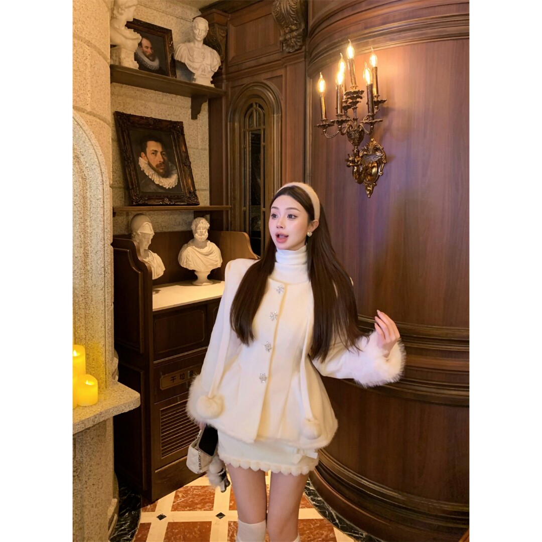 Sweet草莓女设计感千金风甜美毛绒绒连帽外套+高领打底+半身短裙