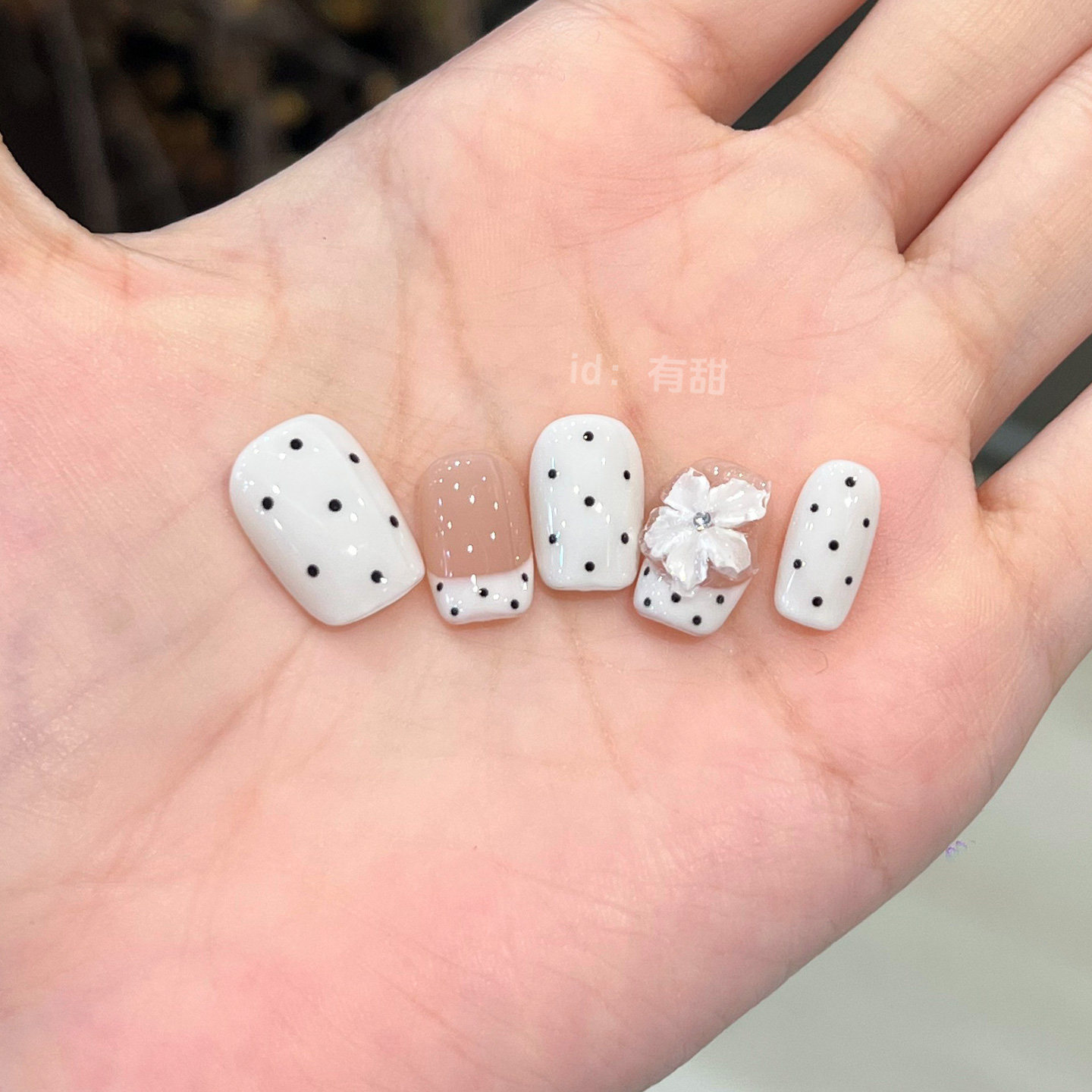 白色穿戴甲短款手工法式波点穿戴美甲2026新款高级感显白指甲贴片