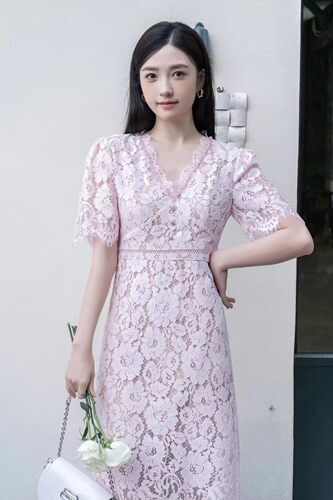 歌L思   23年全标大货  粉色蕾丝连衣裙 EWE341Y09400