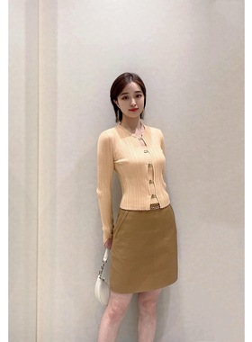 歌L思  22年全标大货   珊瑚橙色针织衫 EWE333M03200