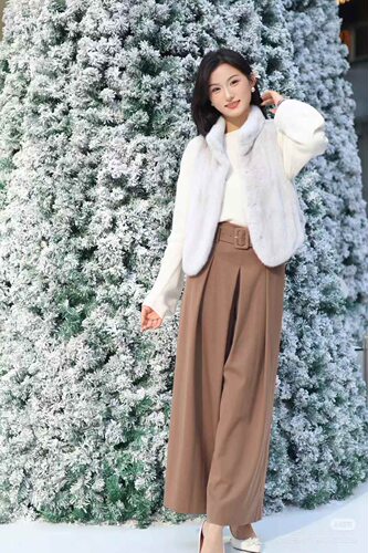 歌L思  23年全标大货  深棕色裤子 EWW346K0350F