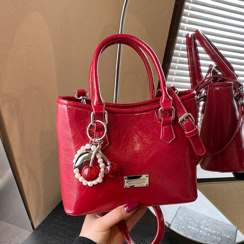 时尚小众百搭手提包包女2026新款高级感单肩斜挎包质感红色小包包