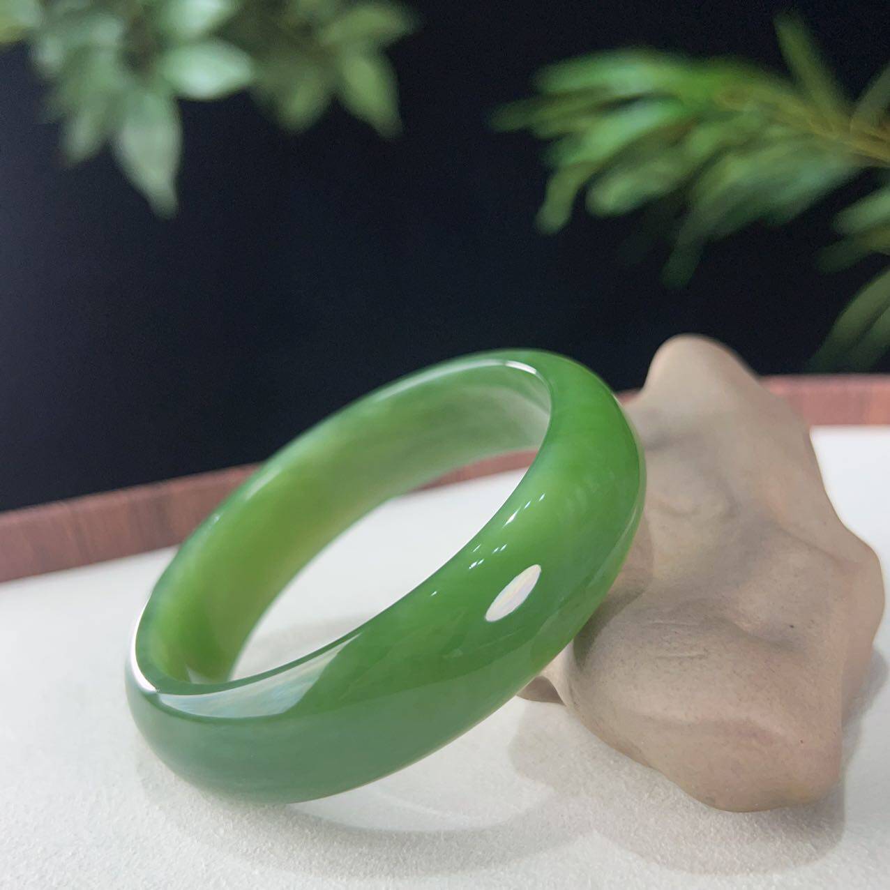 和田玉俄罗斯碧玉阳绿正装手镯无黑无杂