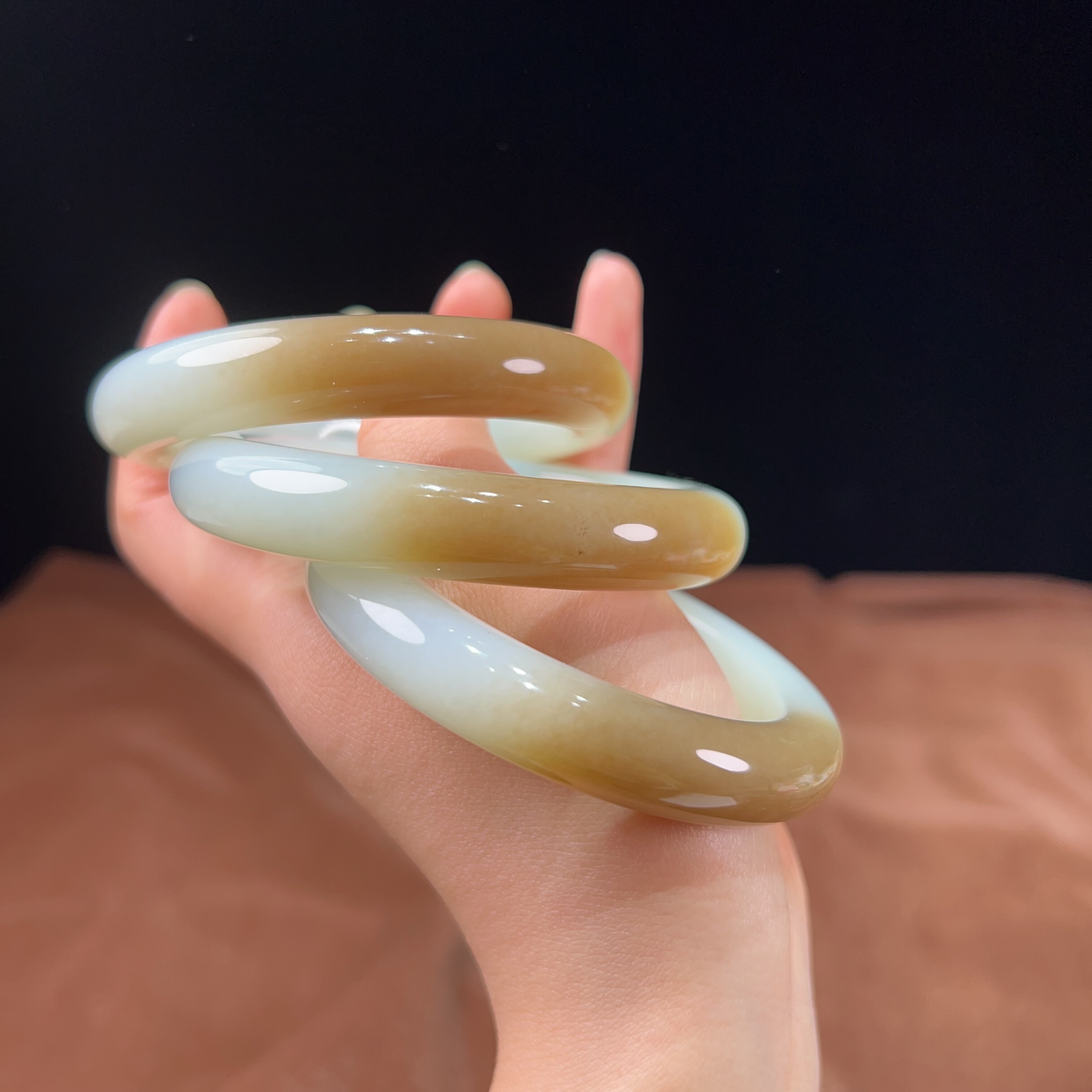 和田玉糖白油润老料手镯泥鳅背，圈口56.7-58.7、12.5×10.3、70g