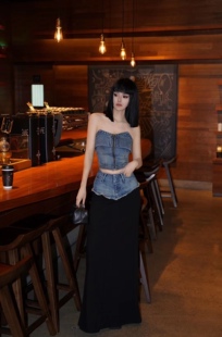 欧货早春高级感抹胸辣妹上衣高腰显瘦牛仔拼接设计感直筒裙长裙女