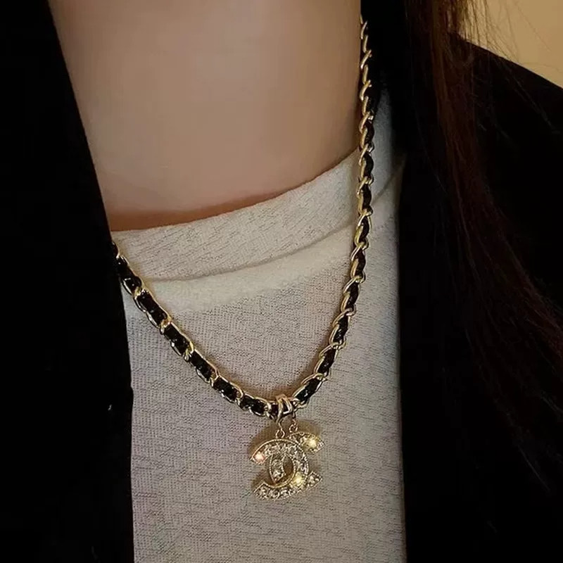 法式小众皮革缠绕镶钻字母锁骨链
