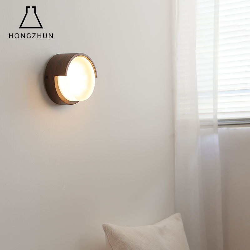 鸿准胡桃木圆形床头壁灯