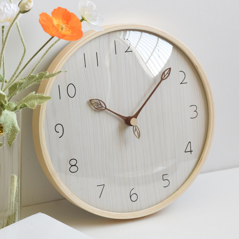 日式复古现代简约钟表实木挂钟客厅暖色墙超薄创意静音轻奢高级感