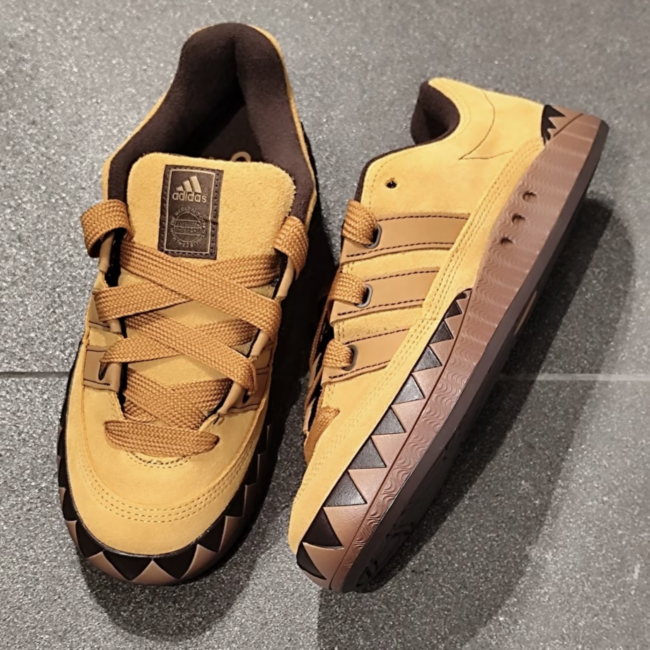 adidas originals adimatic  舒适缓震 鲨鱼面包鞋JR8035黄