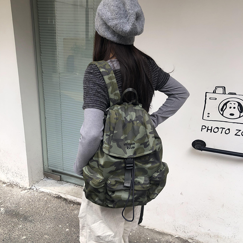 迷彩轻亚风休闲户外大容量双肩包