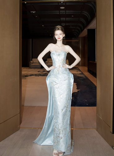2024新款新中式蓝色抹胸刺绣晚宴晚礼服订婚服设计感
