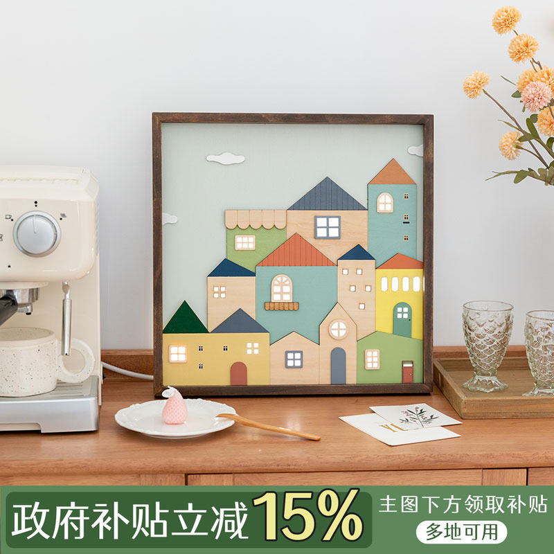 温馨原木装饰灯画奶油餐边柜装饰图片