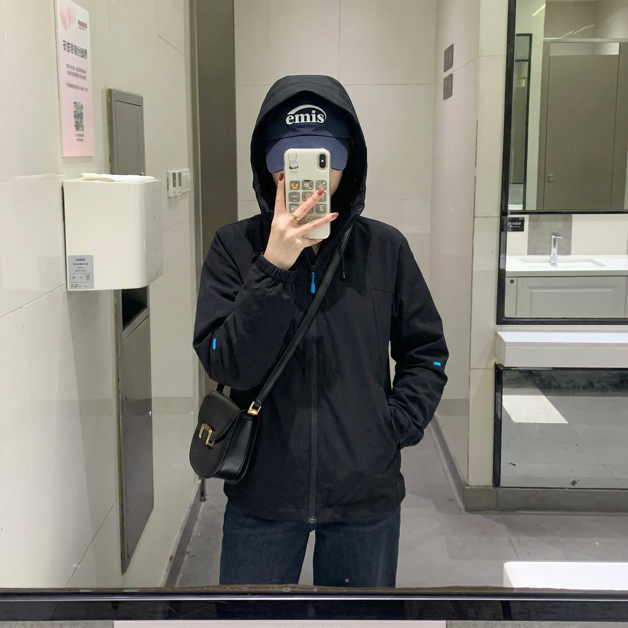 鸭鸭黑色轻薄羽绒服女款外套春季图片