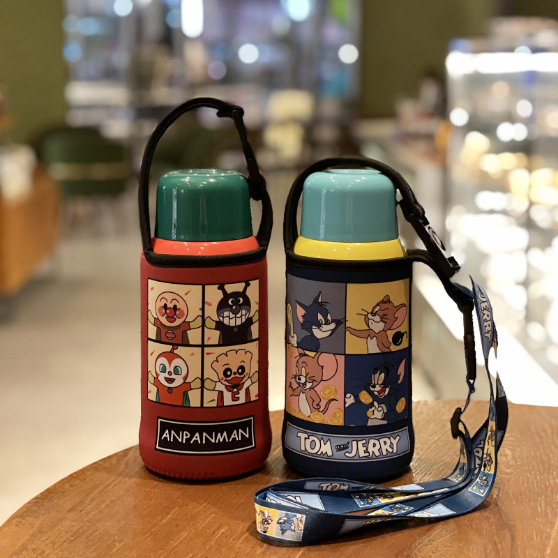 儿童保温杯550毫升通用杯套户外卡通背带防摔斜挎手提水杯套