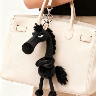 马年吉祥物天选高冷黑马墨墨包包挂饰挂件送礼毛绒玩偶2026新款呀