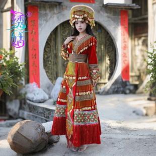 云南文山苗族民族服装红色长裙串珠金色流苏重工刺绣收腰婚服礼服