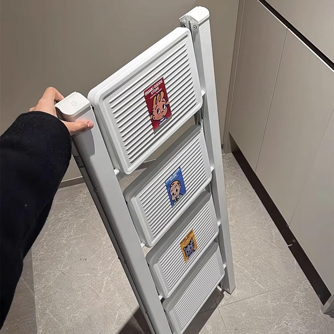 奶油风卡通家用折叠梯搬家礼物