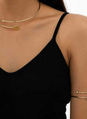 错位开口金色细手镯时尚