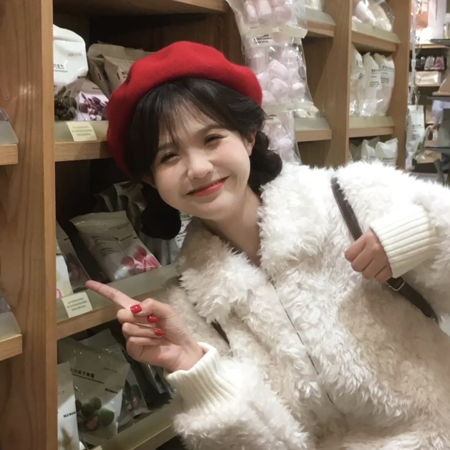 新年红色帽子女生秋冬季显脸小羊毛贝雷帽适合方圆脸画家帽高颜值