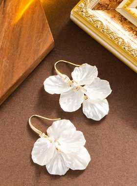 法式甜美时尚小香风白色仿贝壳花瓣耳环女感轻奢简约百搭耳饰