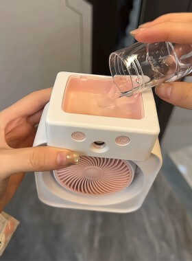 桌面手持小风扇静音办公室桌上喷雾小电扇可喷香水学生党随身风扇