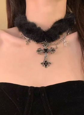 甜酷风黑色毛绒双层十字架项链女独特设计感精致choker叠戴锁骨链