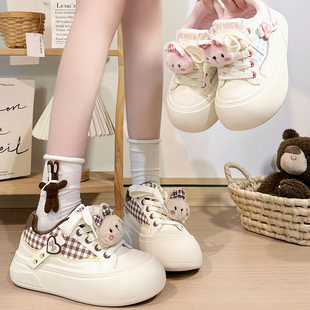 人本加绒女鞋卡通可爱小白鞋女冬季新款厚底时尚百搭韩版二棉板鞋