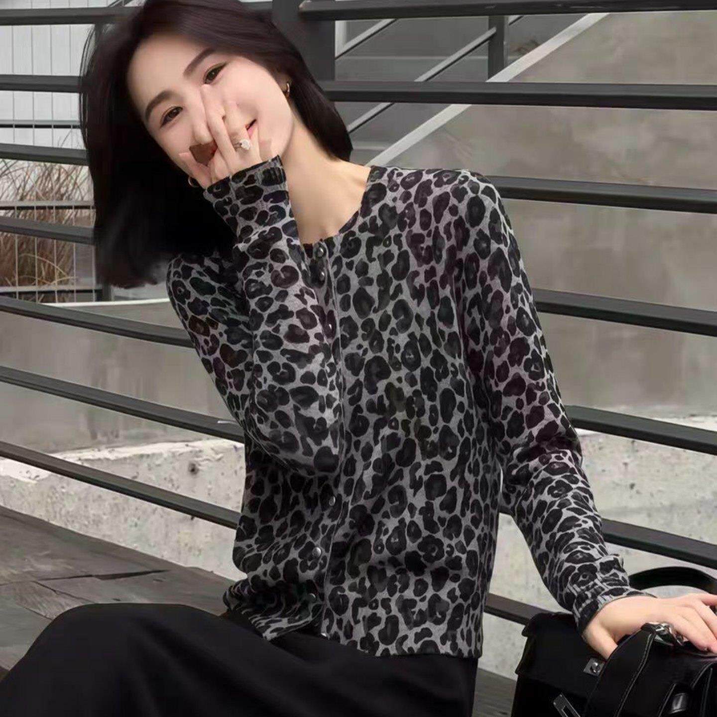 JOYIASS复古豹纹圆领针织衫女春秋新款时髦金扣正肩长袖开衫修身