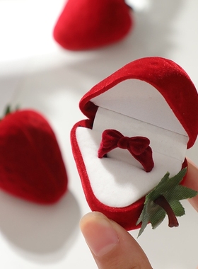 草莓戒指盒植绒仿真甜美可爱蝴蝶结迷你个性求婚可调节首饰盒