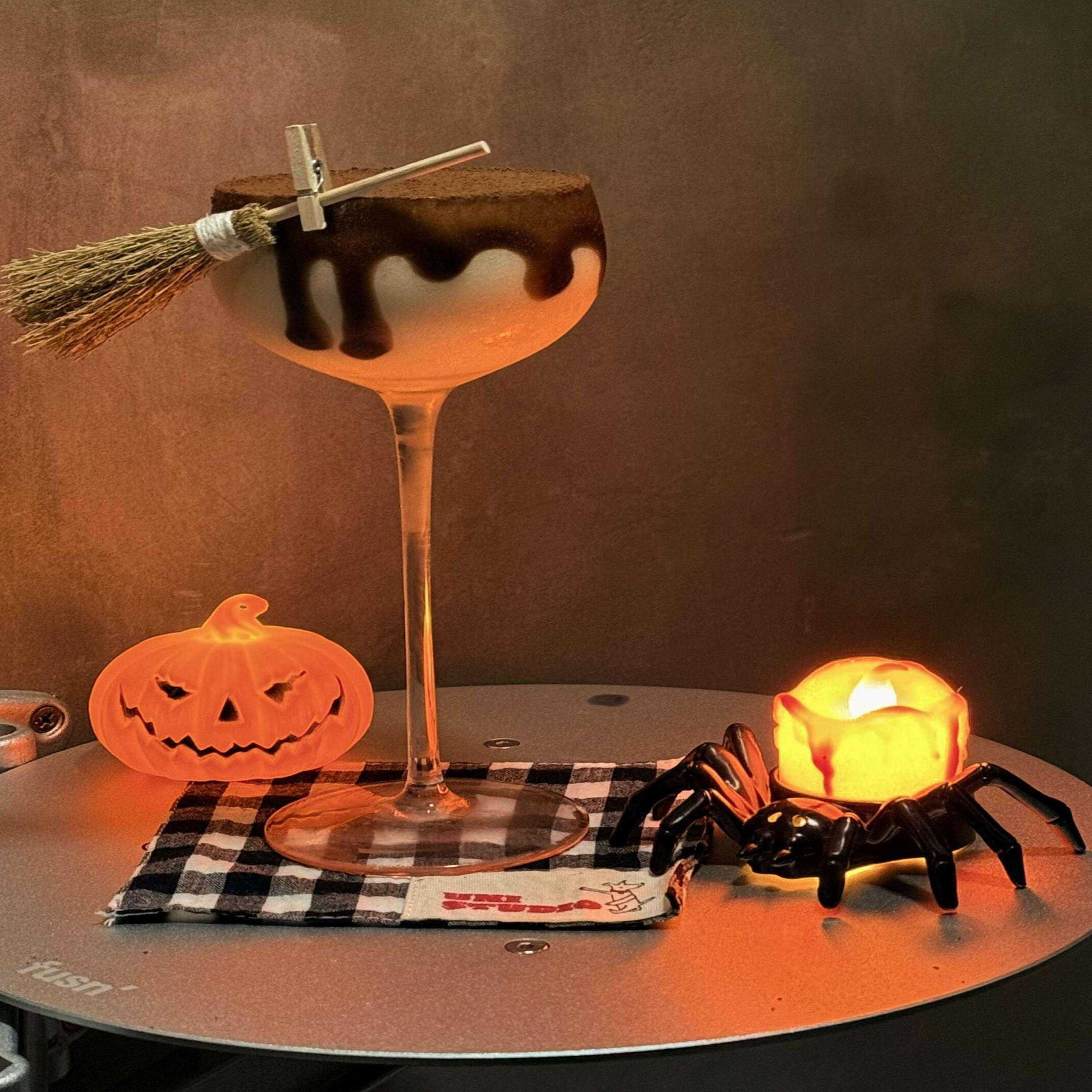万圣节酒吧鸡尾酒杯装饰氛围感调酒小扫把黑猫烛台南瓜灯蜘蛛摆件