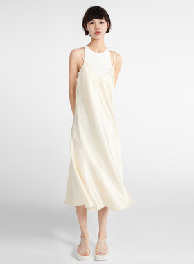 小着暖冬 DR16 甜酒白色 V 领吊带连衣裙 丝感叠穿设计