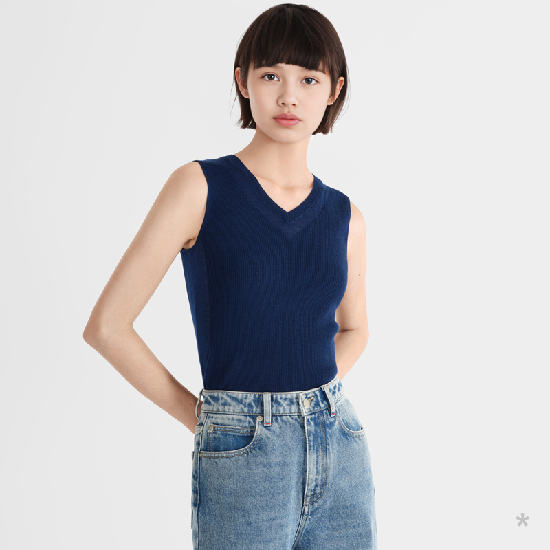 小着浅秋 HB95 深幽蓝色 V 领精细羊毛宽肩带背心 轻快俊俏