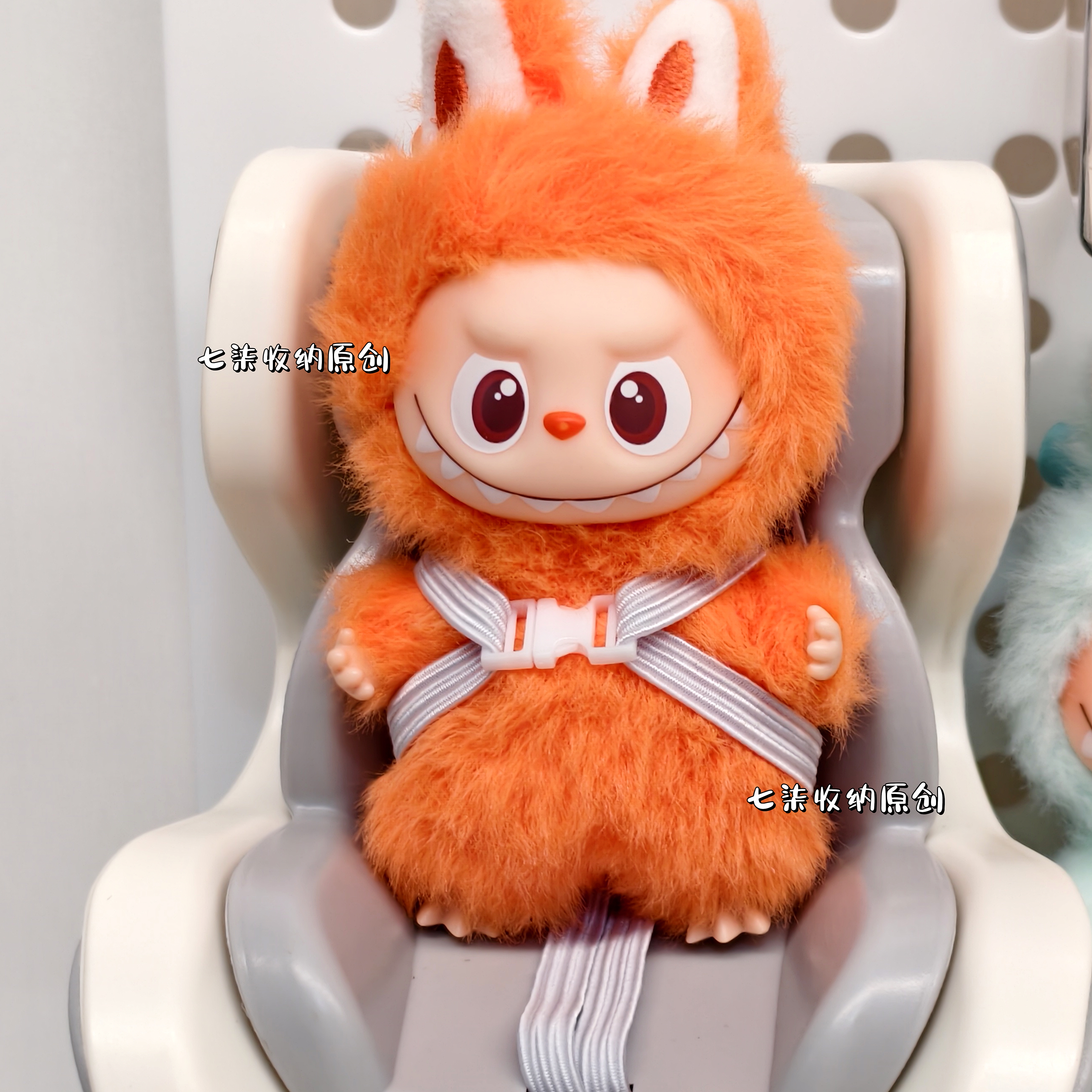 新款4代mimi拉布布搪胶车载座椅收纳心底密码labubu展示配件道具