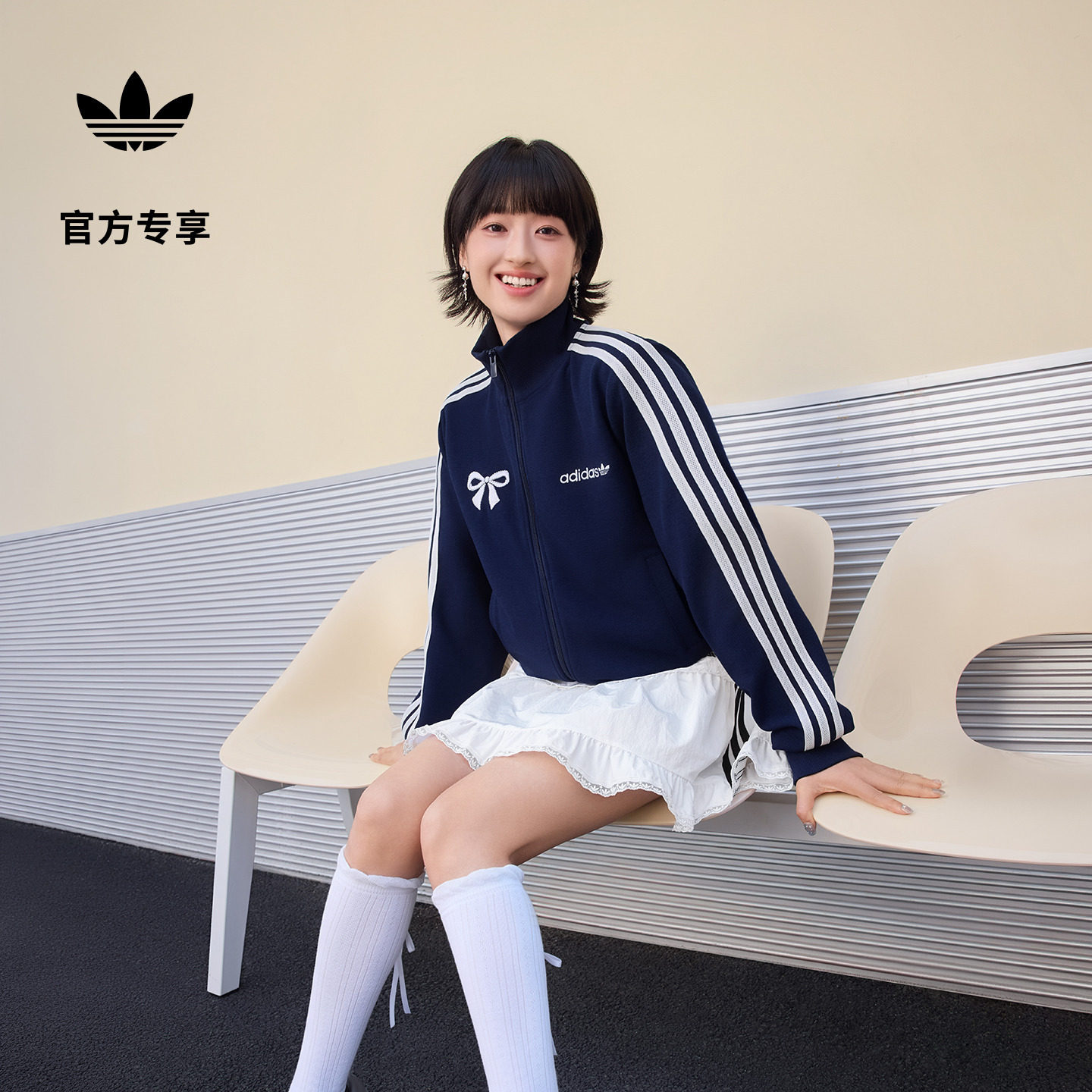阿迪达斯三叶草女子运动外套图片