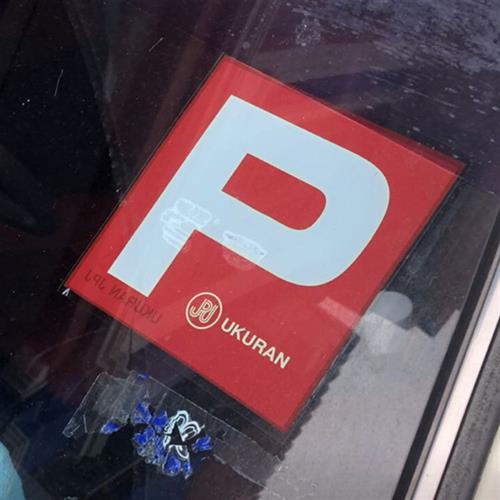 马来西亚泰版红色P牌驾驶员新手实习练习前后档玻璃吸盘式装饰P字